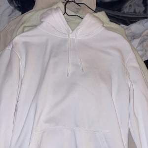 Jättfin vit hoodie från h&m som är i mycket fint skick. Du får gärna höra av dig om du har frågor☺️💕