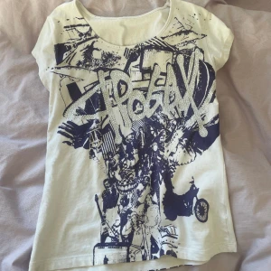 T-shirt med tryck  - En t-shirt med tryck i väldigt bra skick med rhinestones, kontakta helst innan du trycker på köp nu ☺️