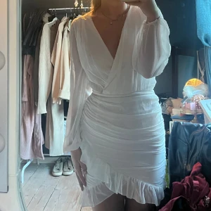 Vit student klänning 🤍 - Vit student klänning från missguided! Använd en gång, jätte fint skick! 