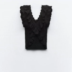 Zara topp💞 - Säljer denna top från zara, knappt använd och bra skick! Jätte fin me fina detaljer💞säljer pga ingen användning💕hör av er för mer bilder och information💓Liten i strl!