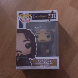 Aragorn (Lord of the Rings) Pop figur med låda! Lådan har lite färg på sig (bild 2). 