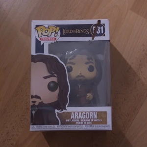Aragorn Pop figur - Aragorn (Lord of the Rings) Pop figur med låda! Lådan har lite färg på sig (bild 2). 
