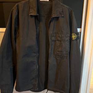 Riktigt snygg overshirt från Stone island. Sparsamt använt och finns mycket kvar att ge. 