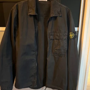 Stone island Overshirt - Riktigt snygg overshirt från Stone island. Sparsamt använt och finns mycket kvar att ge. 
