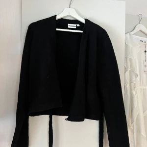 Kofta - Super fin svart ”kofta” som går att knyta vid midjan i storlek S. Den är oanvänd då jag har en likadan och råkade beställa två!