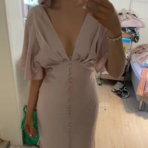 Balklänning ljusrosa - Säljer balklänning som jag hade på ett bröllop, köpt för 1069 kr🤍 Använd en gång