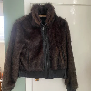 pälsjacka - Supercool pälsjacka i en mörkbrun färg med dragkedja, perfekt nu för vintern!⭐️