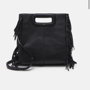 Maje väska - Sååå snygg och cool maje väska i svart läder. Älskar att ha den som en clutch (så som i Emily in Paris ex💕💕)men även som en handväska för skolan etc då den rymmer så mycket!! I gott skick!