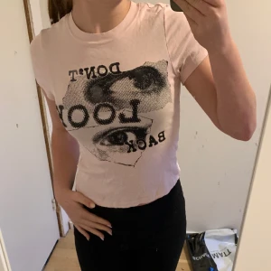 rosa tröja med motiv på!  - super fin men måste sälja då den inte kommer till användning längre! inga defekter vad jag kan se! 
