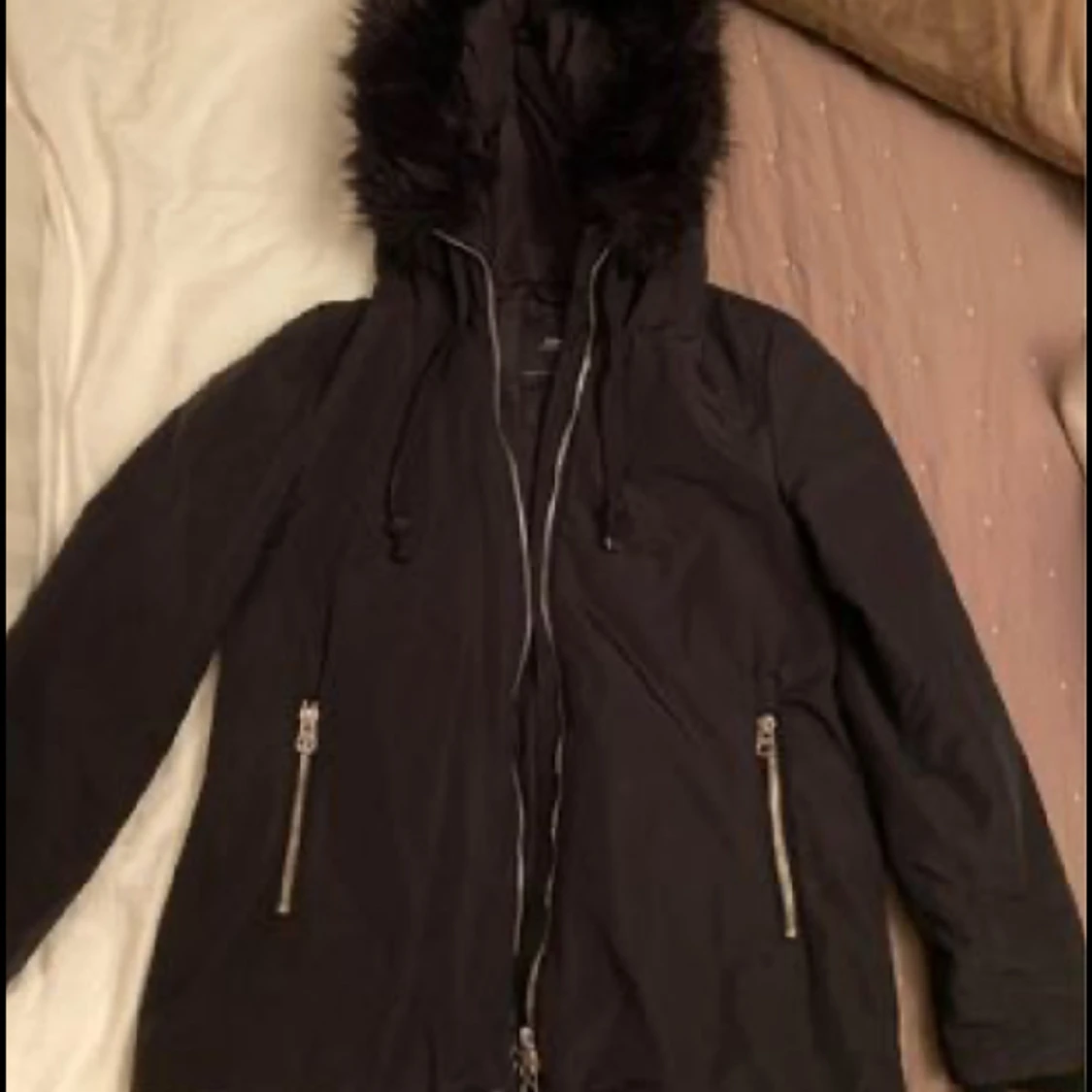 Svart jacka med luva 