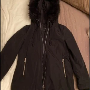 Svart jacka med luva  - Jacka med luva. Använd men i gott skick. Storlek S. Ev. frakt betalas av köpare. 