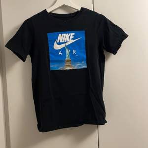 Cool t-shirt med tryck från Nike. Storlek XS. Köp gärna flera varor för skyssta paketpris!