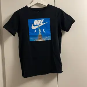 Cool t-shirt med tryck från Nike. Storlek XS. Köp gärna flera varor för skyssta paketpris!