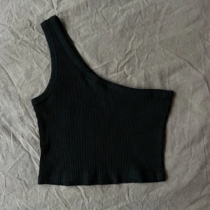 TOPP - Snygg ribbat enärmad topp/linne i fint skick och utan defekter, endast testad! Köparen står för frakt 🖤
