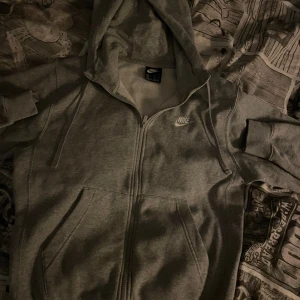 Nike zip hoodie - Säljer denna Nike zip hoodie som är i ett väldigt bra skick. Storlek xs men passar s också.