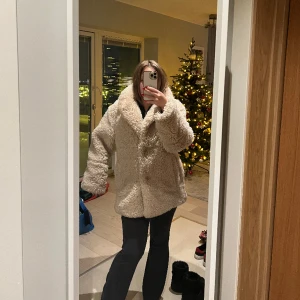 Teddyjacka - Denna mysiga teddyjacka är perfekt för nästan alla väder. Väldigt snygg att ha ute en kväll, men även användas till vardags. Nypris 900 kr. Köpt för ett år sen ungefär! Pris kan diskuteras! 