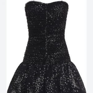 Maje klänning - intressekoll!! Funderar på att sälja min super fina maje klänning.  Perfekt till bal eller fest, den är så snygg och passar till allt! Hör av er för frågor❤️ säljer endast vid ett bra bud!