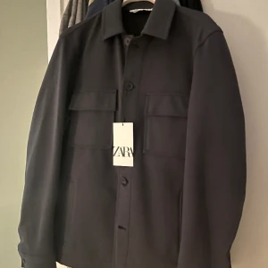 Zara overshirt - Helt ny bara använd. Säljer pga fel storlek. Fråga på om du har frågor eller vill ha fler bilder. 