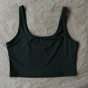 LINNE - Basic linne/croptop i superskönt ”sportigt” material ☁️Knappt använd och i nyskick 🖤Köparen står för frakt!