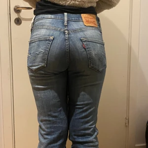Levis jeans - Asss snygga Levis jeans som inte kommer till användning längre, har en split där nere som gör de lite mer utsvängda!! Köpta i london för 800❤️