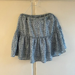 Kjol - Blå kjol från nakd. Även denna bara använd ett fåtal gånger. Storlek 36 🥰