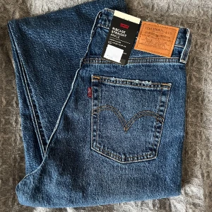 Levis Ribcage Straight Ankle HELT NYA - Helt nya Levis Ribcage Straight Ankle jeans i stl 28/31 i såå snygg mörk tvätt. Säljes då jag köpte fel storlek. Nypris 1249kr. Andra bilden är lånad för att visa hur de sitter på, men stämmer inte överens med färgen på dem jag säljer. :)