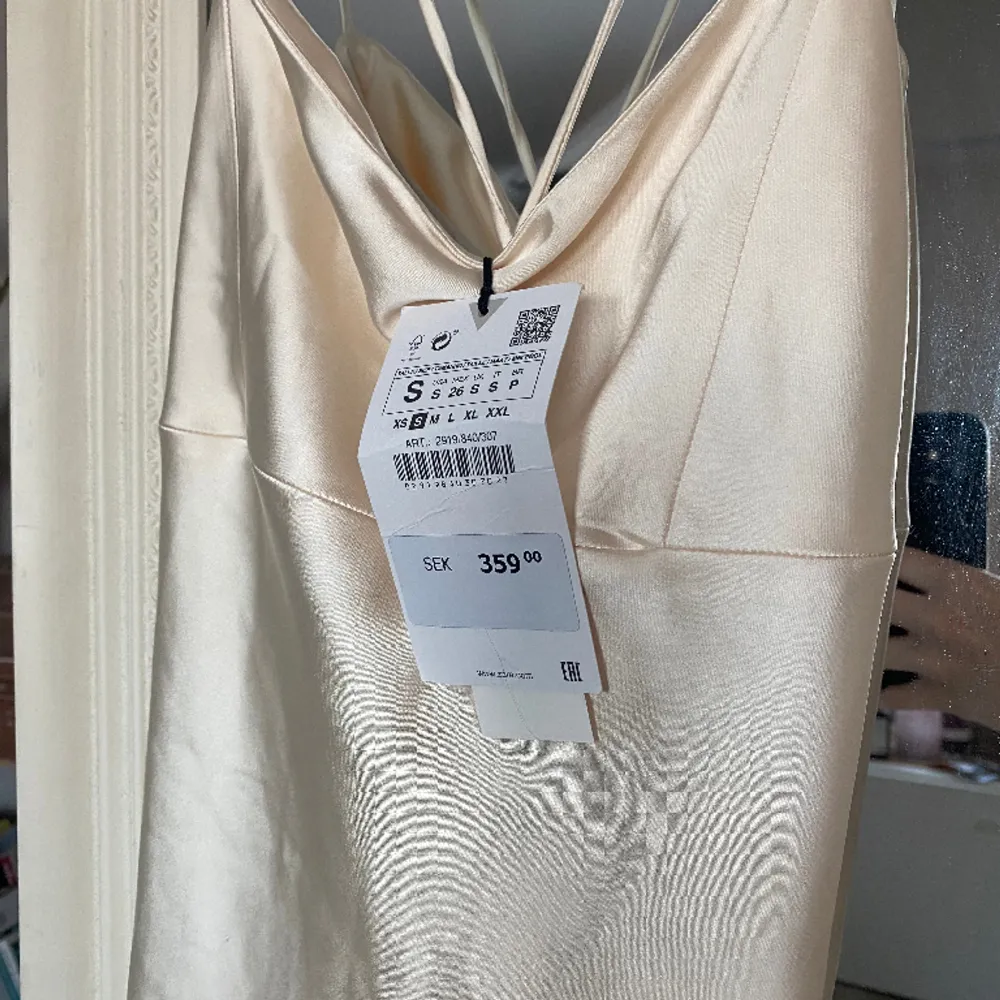 Miniklänning i silke, kommer från Zara och har prislappen kvar! Den är justerbar i ryggen så passar flera storlekar, men det står S på lappen 🤍. Klänningar.