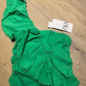 One shoulder top - Superfin one shoulder top från Zara, aldrig använd och lappen kvar!💕 Storlek S.