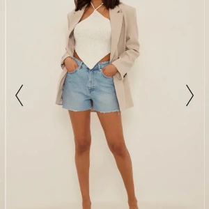 Jeansshorts  - Säljer ett par superfina jeansshorts från NAKD, aldrig använda då de är för små!