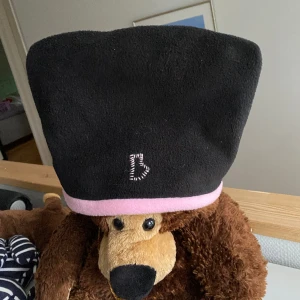Beata Rydbacken - Beata Rydbacken reversibel mössa med sitt signatur-B :) Inte särskilt använd och i mycket gott skick 🐻