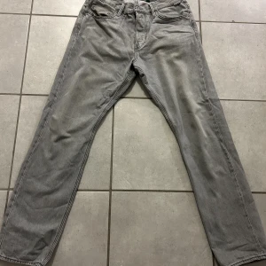 G-Star Jeans - Gråa G-star jenans i toppskick. Använt ett fåtal gånger och är så gott som nya.  Nypris 1300