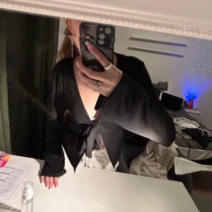 Blus  - Ännu en blus från Gina tricot som är identisk med den från design by si!🩷🩷Super fin & knappt använd 