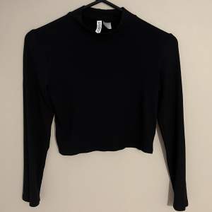 En svart ribbad tröja från H&M! Den är tyvärr för liten för mig :((  Skriv privat för mer bilder! (^_^)