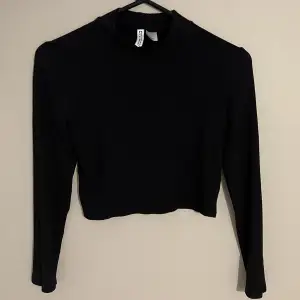 En svart ribbad tröja från H&M! Den är tyvärr för liten för mig :((  Skriv privat för mer bilder! (^_^)