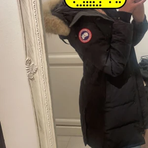 Canada goose  - Säljer min fina canada goose jacka! Andvänd ett fåtal gånger. Mycket bra skick. Modell Shelburne Parka Heritage. Nypris 19.600. Storleken XXs men känns mer som en XS/S☺️