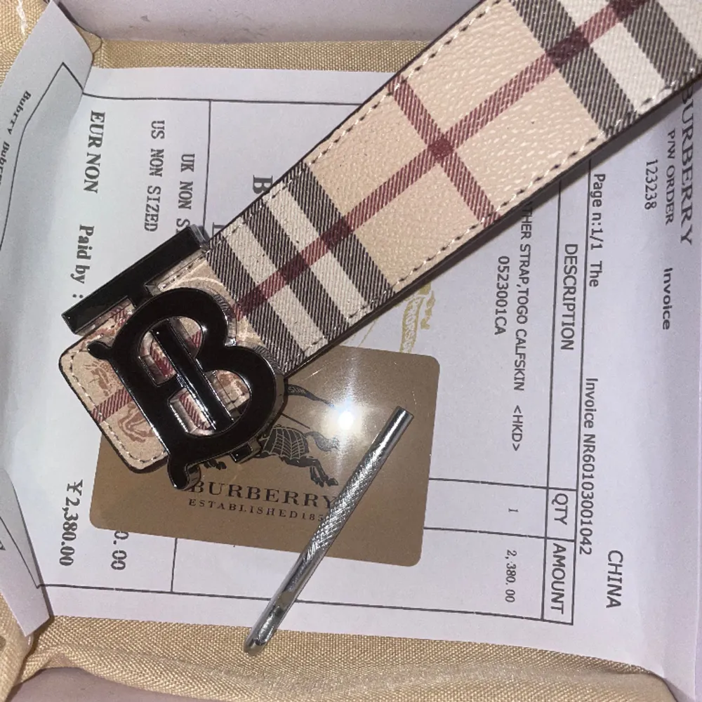 Burberry bälte svart pà utsidan beige pả insidan, du fảr med lada kvitto, kort och pase, Dm för fler frågor. Accessoarer.