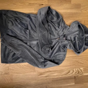 Gina kofta  - Säljer min Gina kofta för 150kr, Nypris 250kr. Koftan har inga defekter och är i nyskick! Skriv via intresse eller bättre bilder!💕