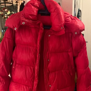 Bikbok jacka  - Säljer min eftertraktade röda bokbindarna💕i använt skick samt en liten reva på vänster sida, köpt för 600kr säljer för 200kr🙌🏼