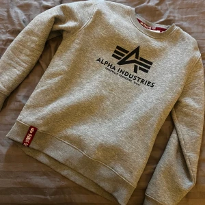 Alpha Industries Crewneck - Tröja från AI, perfekt skick inga fläckar eller liknande! 🧨❄️