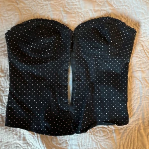 Korsett - Supersnygg prickig korsett topp, säljer pga den är för liten för mig💞