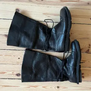 Coola läder boots med snöre nertill. Lite större upptill i skaftet. Märket är tyskt och heter trippen, kostar cirka 4-5000 nya. 