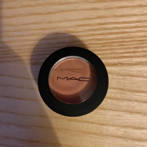 MAC ögonskugga  - Helt oanvänd fick den i Macs julkalender 2023, en ljusrosa matt ögonskugga som går för 190-209kr 