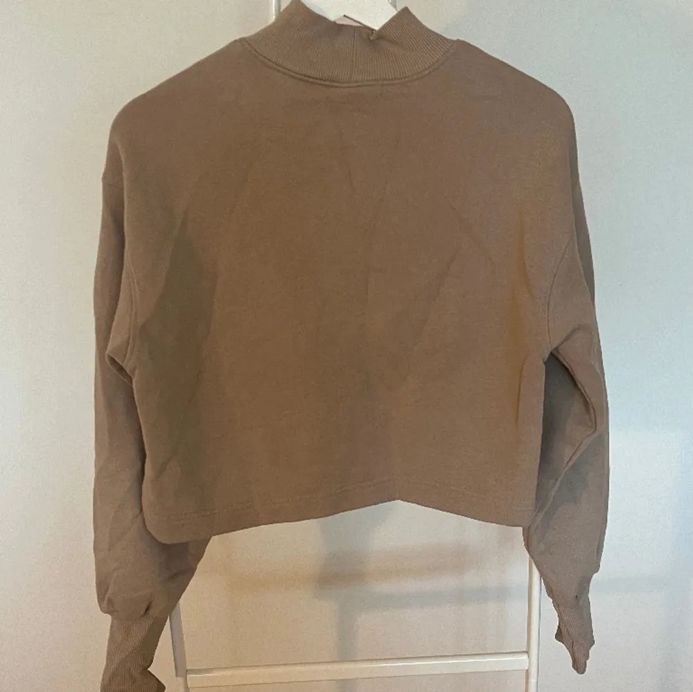 Jätteskön och fin tröja från ginatricot. Använd fåtal gånger. Kom privat för mer info . Tröjor & Koftor.