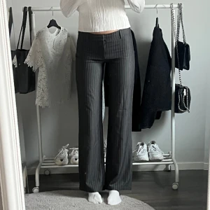 Lågmidjade kostymbyxor  - Lågmidjade kostymbyxor från Madlady. Aldrig använda. Nypris 600kr. Jag är 176