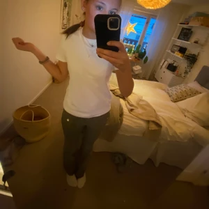 Trendiga hm jeans!  - Jättesnygga slutsålda hm jeans! De är köpta på plick men är bra skick! De är sprättade längst ner, jag är 175 ish och de är perfekt i längden! Skriv priv för fler frågor! 