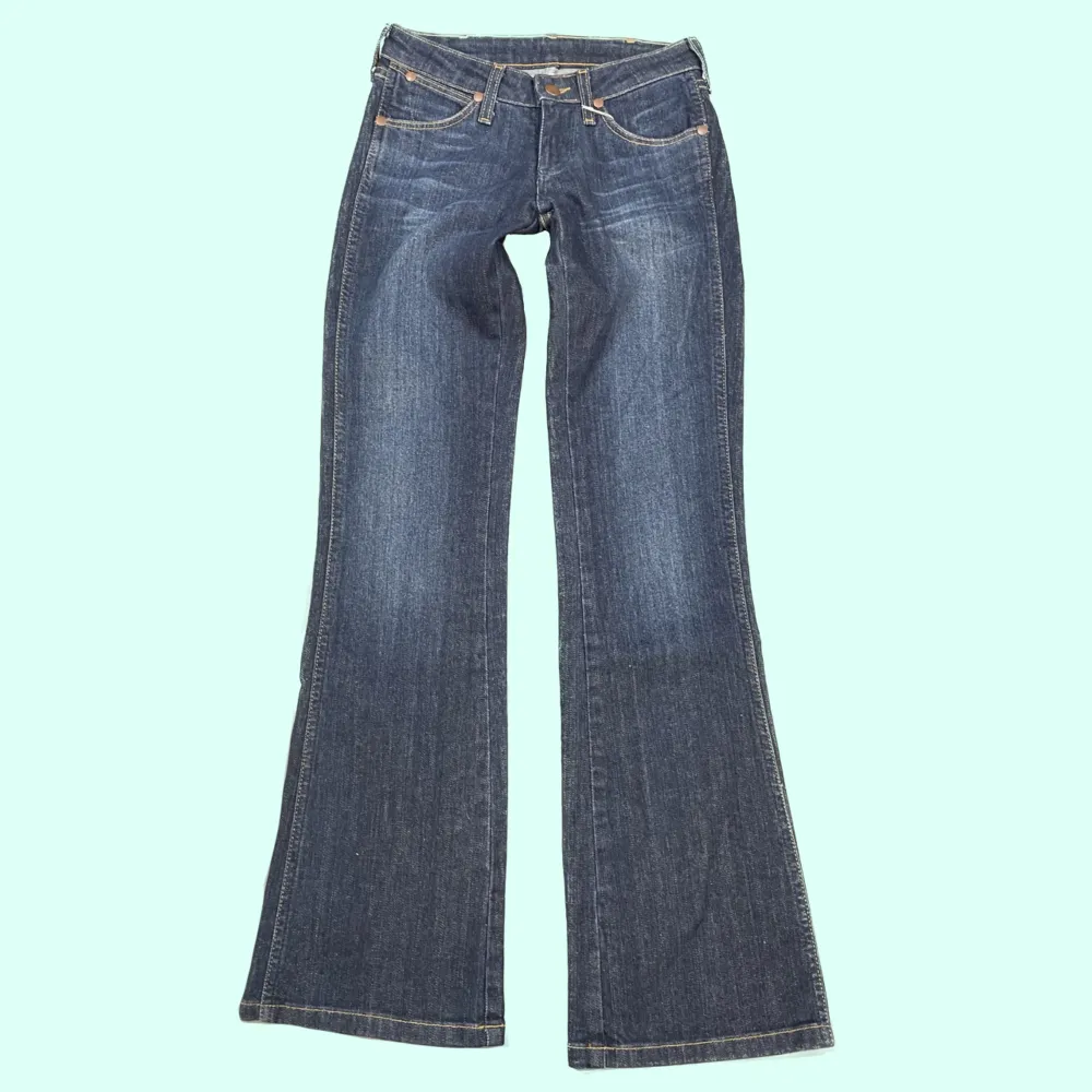 Lowwaist bootcuts jeans ifrån Wrangler Midja: 71  Innerben: 81    251. Jeans & Byxor.
