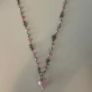 Supersöt rosa halsband med ett hjärta. Köpt på secondhand men aldrig använd av mig.