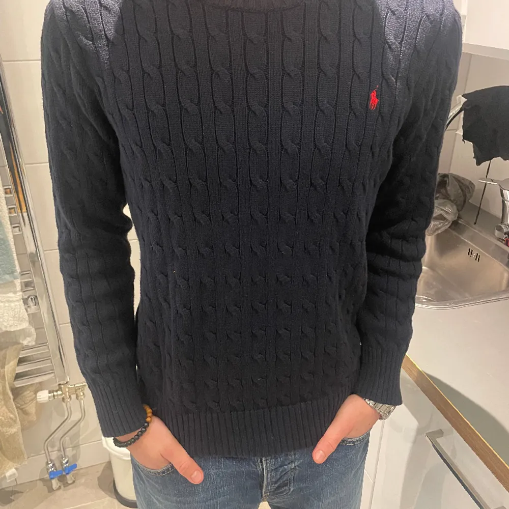 En väldigt fin stickad Ralph Lauren tröja. Passar M även fast det står XL. Använd ett fåtal gånger så den är i fint skick. Nypris:2300kr vårt pris 899 kr. Tröjor & Koftor.