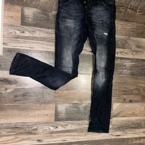 Jack and jones svartgråa byxor (tveka inte på att fråga om det är något) - Jättebra skick Slim fit, den blev för liten för mig så jag valde sälja den men de funkar väldigt bra att någon annan kan ha den, kan mötas upp i sthlm och tar kontant och swish