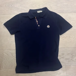 Moncler pike - Moncler pike i storlek s i bra skick i marinblå färg.